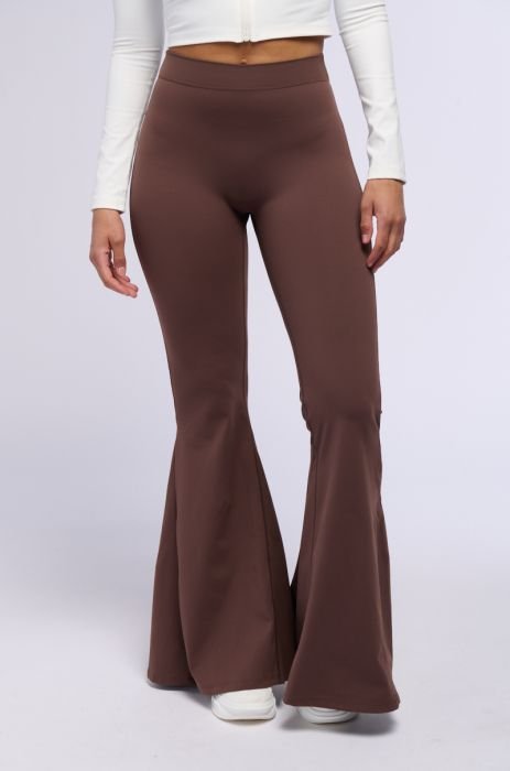ON THE RUN RUCHED BACK FLARE LEGGING IN BROWN