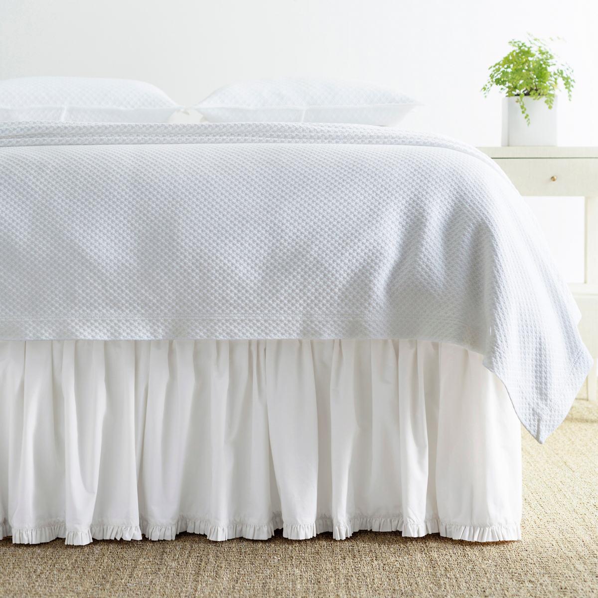 white ruffle bed quilt